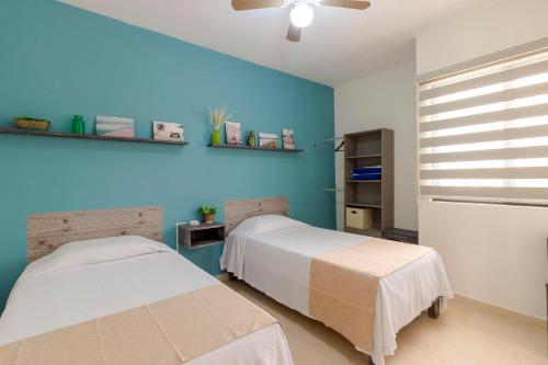 Postel nebo postele na pokoji v ubytování Bright & Breezy Full Apartment