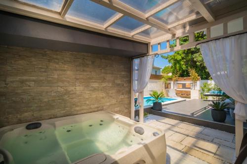 jacuzzi na patio z oknem w obiekcie Aragda 2 w Siófoku