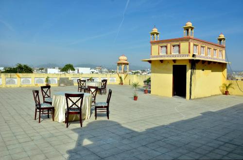 un patio con tavoli e sedie e un edificio di Mahal Rajwada A Heritage Resort a Jaipur