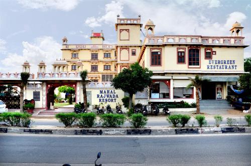 un grande edificio sul lato di una strada di Mahal Rajwada A Heritage Resort a Jaipur