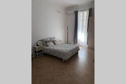 - une chambre blanche avec un lit et une fenêtre dans l'établissement Superbe appartement Nice centre, à Nice