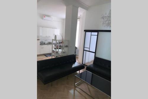 - un salon avec un canapé noir et une table dans l'établissement Superbe appartement Nice centre, à Nice