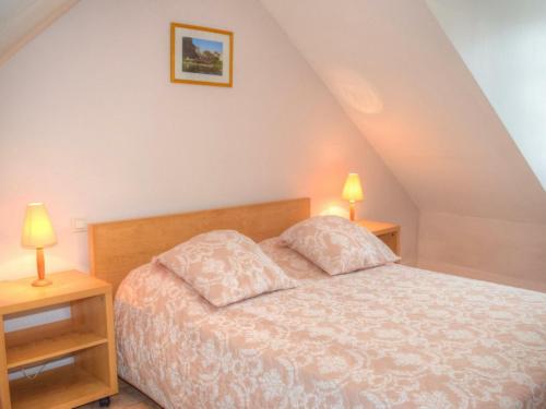 モンレゾーにあるGîte Montrésor, 4 pièces, 7 personnes - FR-1-381-72のベッドルーム1室(ベッド1台、テーブルにランプ2つ付)