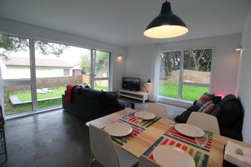 a living room with a table and a couch at Apartamento 2 dormitorios con piscina y jardín - Apartamentos Montesomo in Somo