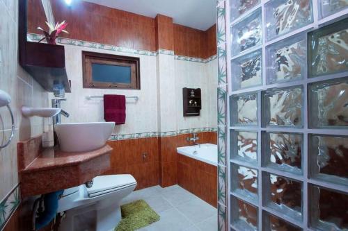 Ένα μπάνιο στο 4 Bedroom Villa Shine SDV195-By Samui Dream Villas