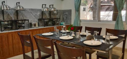 comedor con mesa con sillas y mesa en GG Resorts, en Auroville
