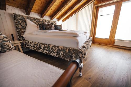 Un pat sau paturi într-o cameră la DESIGn und FERIEN HOTEL CHRISTANIA