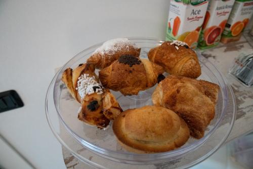 a glass plate of pastries on a table at Camera doppia Letti singoli Senza Finestra Dimora Guerrieri in Brindisi