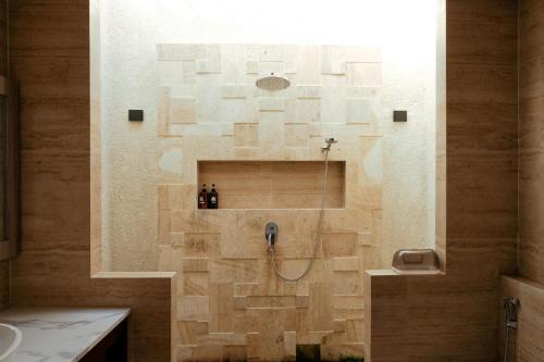 La salle de bains est pourvue d'une douche et d'un lavabo. dans l'établissement Arasatu Villas & Sanctuary, à Maratua Atoll