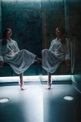 two women sitting on a ledge in a bath room at CHRIStania in Fiesch