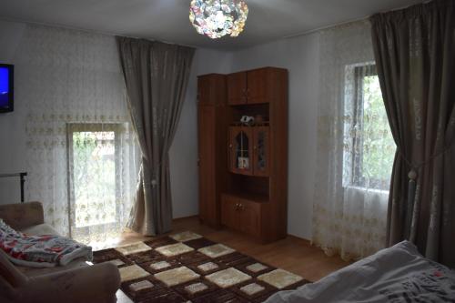 Area tempat duduk di Pensiunea Casa Mădă