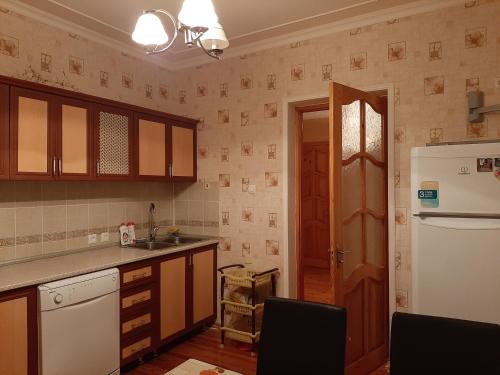 Кухня или мини-кухня в My house in Buzovna
