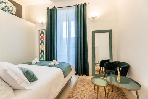 sypialnia z łóżkiem, lustrem i stołem w obiekcie My Luxury Suites - Executive w mieście Savona