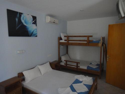 Postel nebo postele na pokoji v ubytování Bungalows Camping Kouyoni