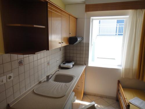 Kuchyň nebo kuchyňský kout v ubytování Bungalows Camping Kouyoni