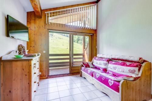 Cette chambre comprend un lit avec des oreillers. dans l'établissement L'Ecureuil, à Flumet