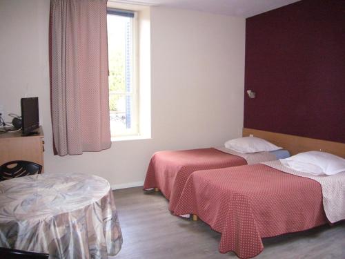 Cette chambre comprend 2 lits et une fenêtre. dans l'établissement Chambres d'hôtes Résidence du Parc, à Plombières-les-Bains