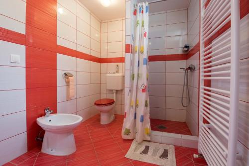 y baño con aseo y lavamanos. en Country House Vrbovčanka en Daruvar