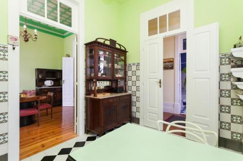 Dapur atau dapur kecil di Vintage Balcony Guesthouse & Suites