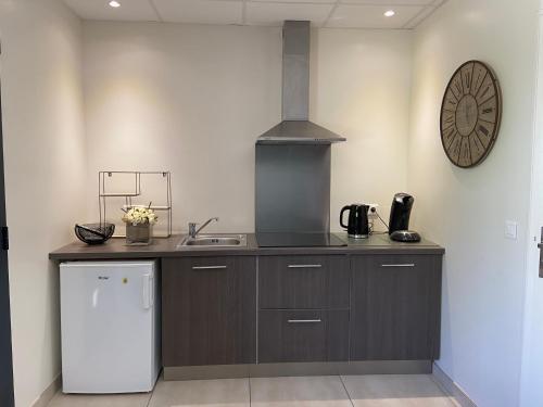 une cuisine avec un évier et une cuisinière four supérieur dans l'établissement Casa Inde Noi, à Corte