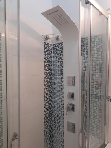 un bagno con doccia con tenda da doccia di Al numero 1 a Napoli