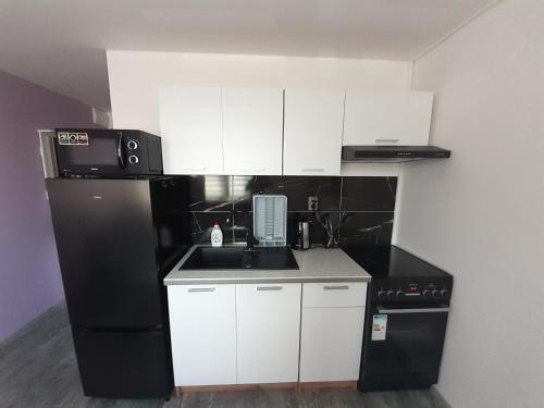 Kuchyňa alebo kuchynka v ubytovaní Apartmán LauMar 3