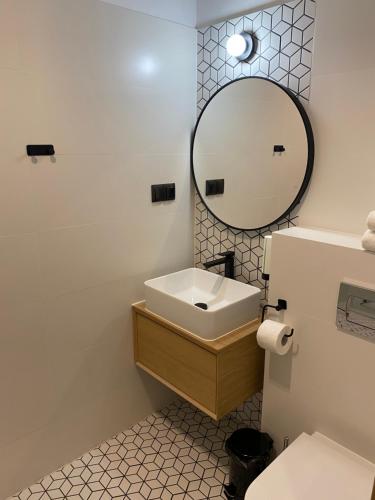 Bilik mandi di Aparthotel Przy Plaży