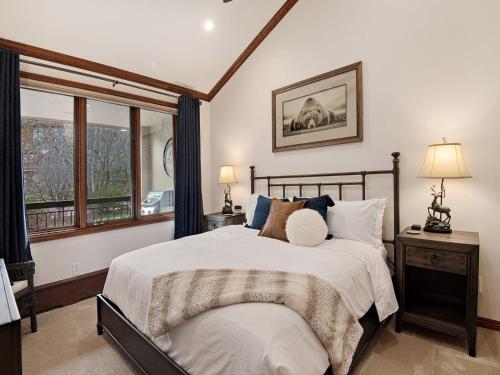 Een bed of bedden in een kamer bij Arrowhead Village Condo - 206 Seasons Lodge