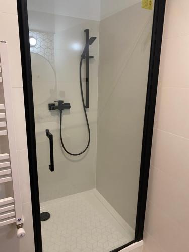 Bilik mandi di Aparthotel Przy Plaży