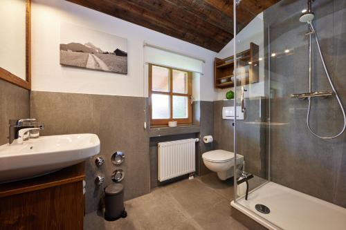 La salle de bains est pourvue d'un lavabo, de toilettes et d'une douche. dans l'établissement Ferienwohnungen Alpspitzecho, à Garmisch-Partenkirchen