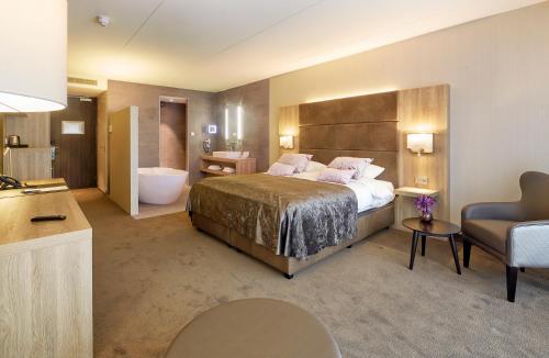 En eller flere senge i et værelse på Van der Valk Hotel Breda