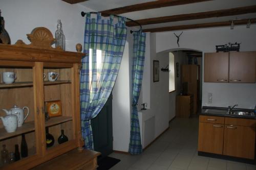 eine Küche mit einem Waschbecken und einem Fenster in einem Zimmer in der Unterkunft Ferienwohnung An der Stadtmauer in Dettelbach