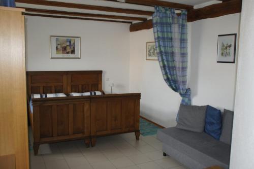 ein Wohnzimmer mit einem Bett und einem Sofa in der Unterkunft Ferienwohnung An der Stadtmauer in Dettelbach