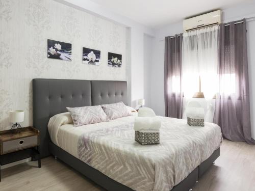 - une chambre avec un lit et 2 lampes dans l'établissement Click&Flat Xoriguer, à Barcelone