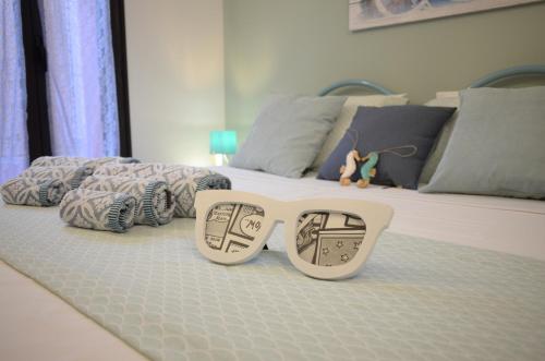 a pair of glasses sitting on the floor next to two beds at Villa Sangemi in Àrbatax