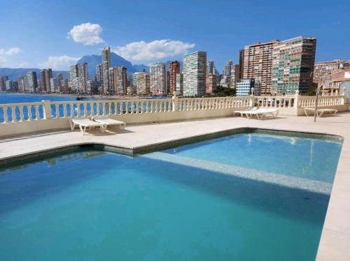 una gran piscina azul en la azotea de un edificio en PALOMA DREAM, en Benidorm