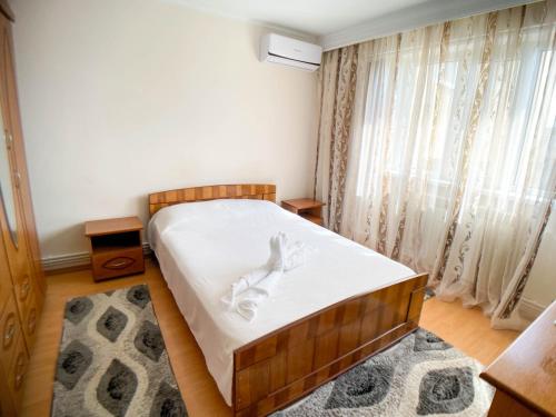 コンスタンツァにあるDany's Apartment Constantaのベッドルーム1室(白いシーツ付きのベッド1台、窓付)