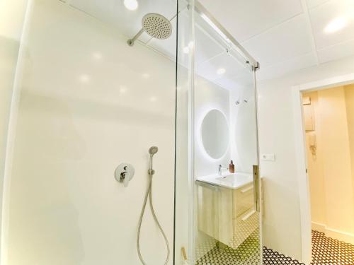 een badkamer met een douche en een wastafel bij Casa Natura Elx in Elche