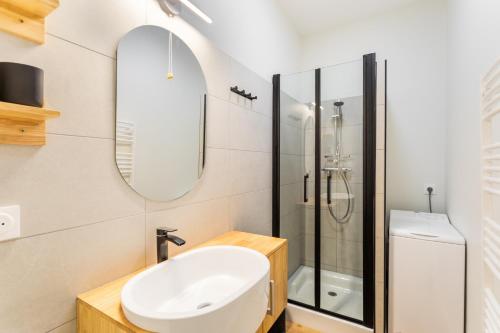 y baño con lavabo y ducha. en Les Lauriers - dans l'Intramuros en Saint-Malo