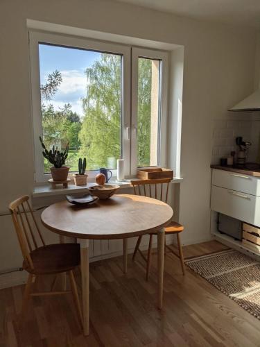 une cuisine avec une table et des chaises ainsi qu'une fenêtre dans l'établissement Õdus korter roheluses - A cozy apartment in a greenery - contactless check-in, à Põlva