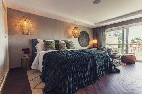 een slaapkamer met een bed met een zwarte deken bij Boho Club in Marbella