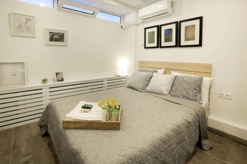 um quarto com uma cama com uma bandeja em hotelise I Boulvard Apartment em Yerevan