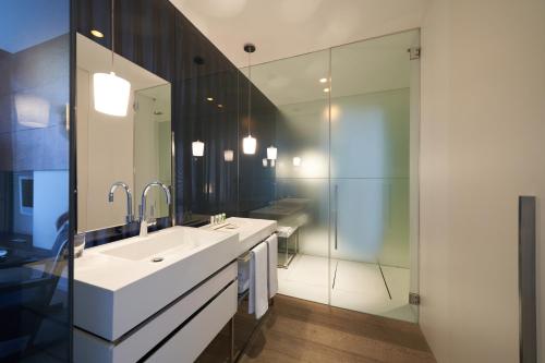 a bathroom with a sink and a shower at Mercer Casa Torner i Güell in Vilafranca del Penedès