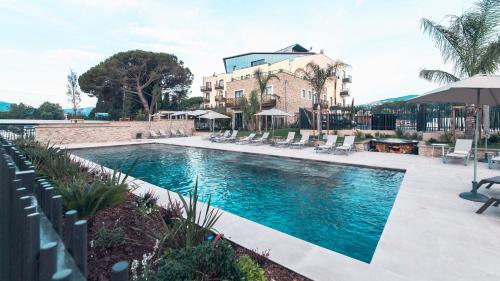 uma piscina em frente a um edifício em Ilot du Golf BW Premier Collection em Mandelieu-la-Napoule