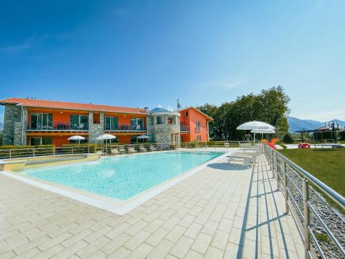 basen przed domem w obiekcie Residence Villa Paradiso w mieście Gravedona