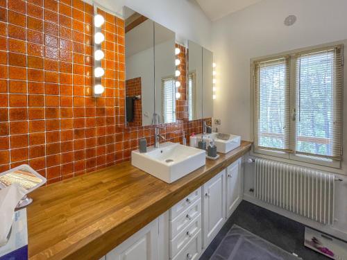 une salle de bain avec un lavabo et un miroir dans l'établissement Mazet Pascaressa, à Tourrettes-sur-Loup