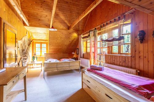 Katil dua tingkat atau katil-katil dua tingkat dalam bilik di Chata Kalahari Klínovec