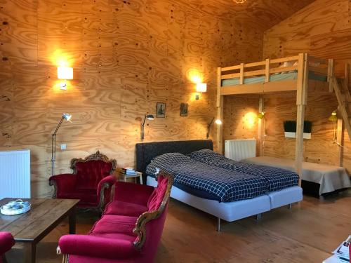 Vries的住宿－Assen-Groningen-Saunacabine，一间卧室配有一张双层床和一张桌子及椅子。