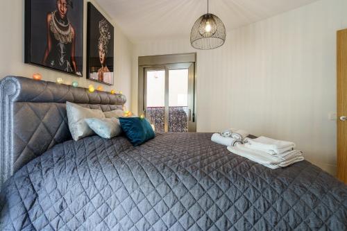Posteľ alebo postele v izbe v ubytovaní MalagaSuite cozy center apartment & parking
