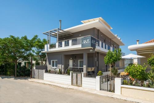 a house with a sign that reads kiss me real estate at JT Apartments in Kissamos